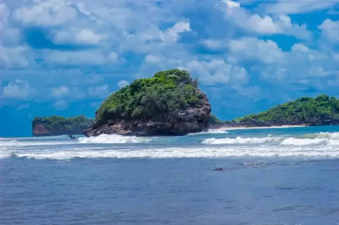 Pantai Peh Pulo, Surga Tersembunyi dengan Sejarah yang Unik di Blitar Pantai Peh Pulo, Surga Tersembunyi dengan Sejarah yang Unik di Blitar